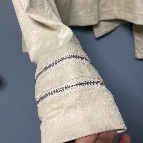 CHARLIE B Women's Cream Faux Leather Jacket - Picture 6 of 7